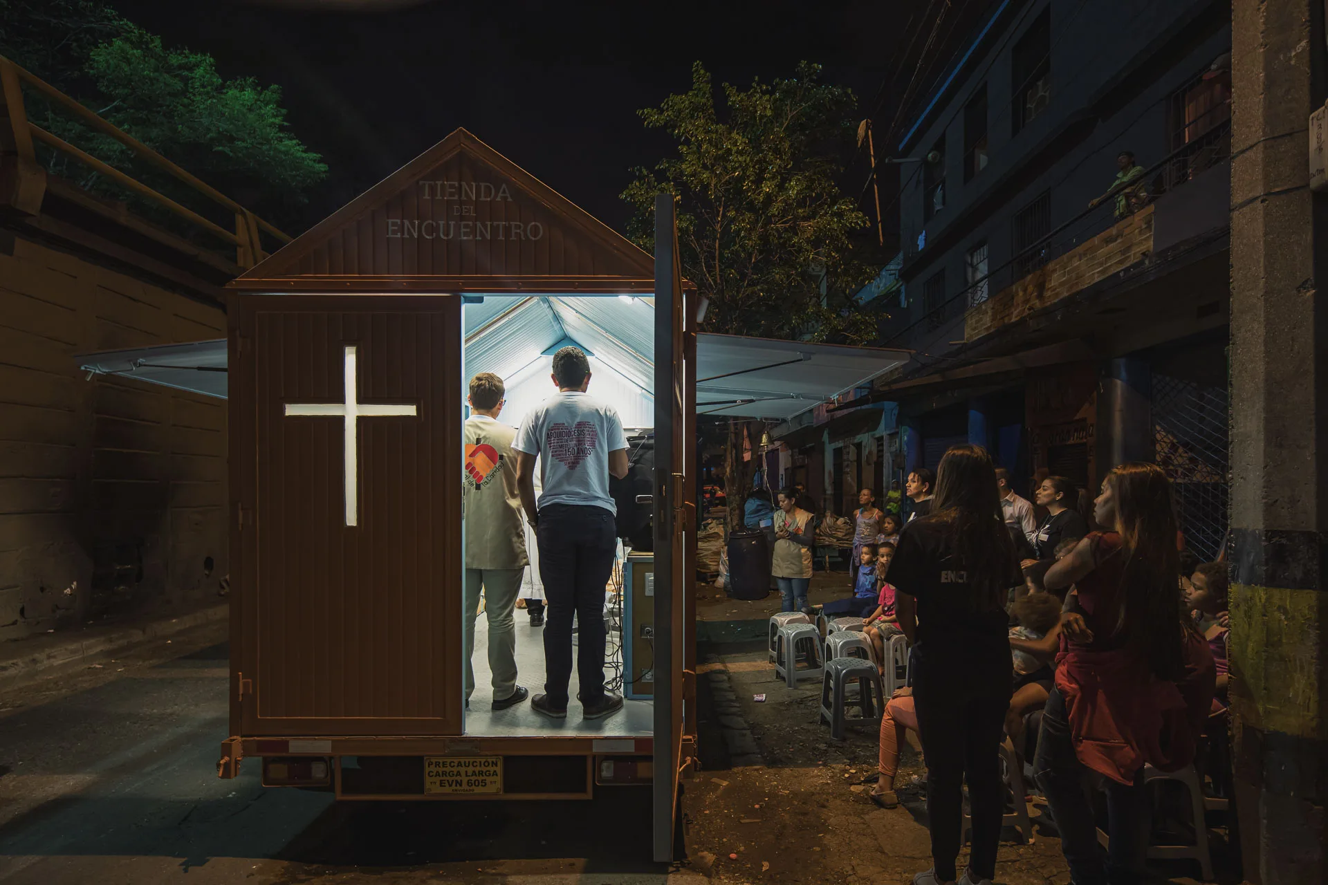 Detalle del mobiliario sacro de madera diseñado especialmente para la capilla móvil.